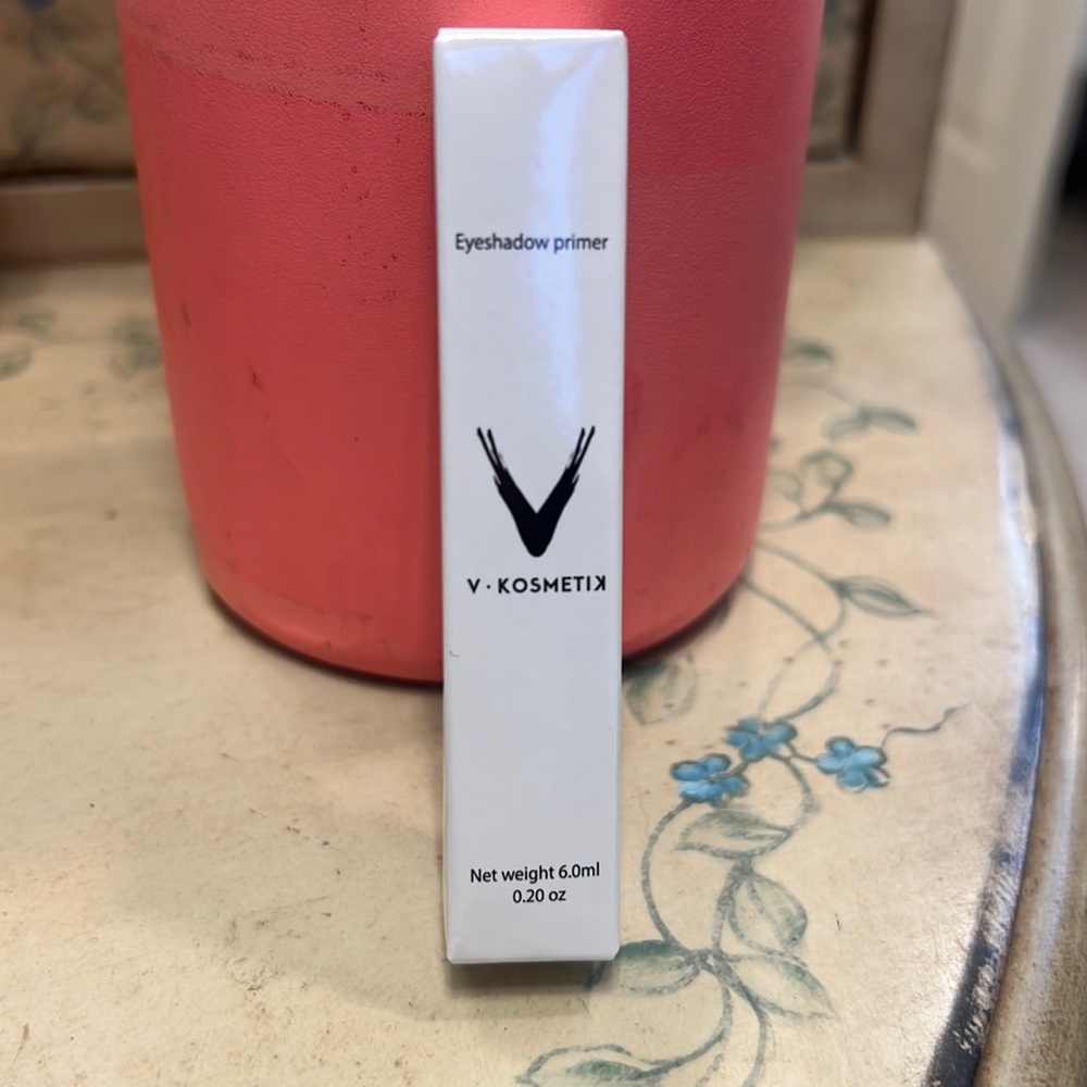 Eye shadow primer